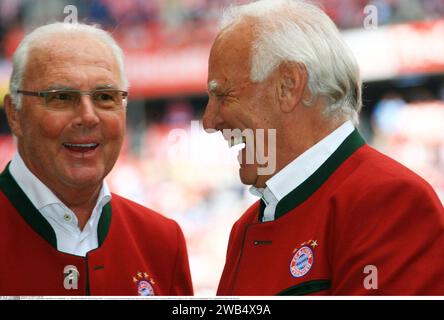 München, Deutschland. Mai 2017. Fußballlegende FRANZ BECKENBAUER starb am 7. Januar 2024 - MÜNCHEN, Fußball-Spiel FcBAYERN gegen SC FREIBURG, 4:1, FRANZ BECKENBAUER und Franz 'Bulle' ROTH in einer Zeremonie vor dem Bundesliga-Spiel zwischen Bayern München und SC Freiburg am 20. Mai 2017 in der Allianz Arena in München, Honorarpflichtiges Foto; Copyright © ATP TRESCHER Reinhold (TRESCHER Reinhold/ATP/SPP) Credit: SPP Sport Pressefoto. /Alamy Live News Stockfoto