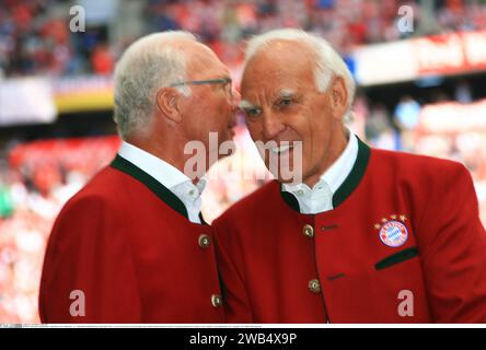 München, Deutschland. Mai 2017. Fußballlegende FRANZ BECKENBAUER starb am 7. Januar 2024 - MÜNCHEN, Deutschland, Fußballspiel FcBAYERN gegen SC FREIBURG, 4:1, FRANZ BECKENBAUERund Franz 'Bulle' ROTH in einer Zeremonie vor dem Bundesliga-Spiel zwischen Bayern München und SC Freiburg in der Allianz Arena am 20. Mai 2017 in München, Honorarpflichtiges Foto; Copyright ? ATP TRESCHER Reinhold (TRESCHER Reinhold/ATP/SPP) Credit: SPP Sport Pressefoto. /Alamy Live News Stockfoto