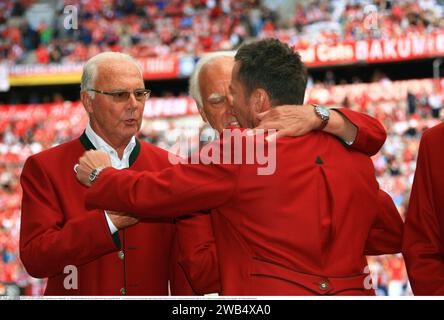 München, Deutschland. Mai 2017. Fußballlegende FRANZ BECKENBAUER starb am 7. Januar 2024 - MÜNCHEN, Deutschland, Fußballspiel FcBAYERN gegen SC FREIBURG, 4:1, FRANZ BECKENBAUER und Franz 'Bulle' ROTH begrüßen Lothar MATTEAUS, in einer Zeremonie vor dem Bundesliga-Spiel zwischen Bayern München und SC Freiburg am 20. Mai in der Allianz Arena, 2017 in München, Honorarpflichtiges Foto; Urheberrecht ? ATP TRESCHER Reinhold (TRESCHER Reinhold/ATP/SPP) Credit: SPP Sport Pressefoto. /Alamy Live News Stockfoto