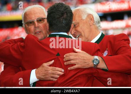 München, Deutschland. Mai 2017. Fußballlegende FRANZ BECKENBAUER starb am 7. Januar 2024 - MÜNCHEN, Deutschland, Fußballspiel FcBAYERN gegen SC FREIBURG, FRANZ BECKENBAUER und Franz 'Bulle' ROTH umarmten Lothar MATTEAUS, in einer Zeremonie vor dem Bundesliga-Spiel zwischen Bayern München und SC Freiburg in der Allianz Arena am 20. Mai 2017 in München, Honorarpflichtiges Foto; Copyright ? ATP TRESCHER Reinhold (TRESCHER Reinhold/ATP/SPP) Credit: SPP Sport Pressefoto. /Alamy Live News Stockfoto