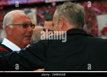 München, Deutschland. Mai 2017. Fußball-Legende FRANZ BECKENBAUER starb am 7. Januar 2024 - MÜNCHEN, Fußballspiel FcBAYERN gegen SC FREIBURG, 4:1, FRANZ BECKENBAUER spricht mit Christian Streich-Cheftrainer Freiburg, vor dem Bundesliga-Spiel zwischen Bayern München und SC Freiburg am 20. Mai 2017 in München, Honorarpflichtiges Foto; Copyright ? ATP TRESCHER Reinhold (TRESCHER Reinhold/ATP/SPP) Credit: SPP Sport Pressefoto. /Alamy Live News Stockfoto