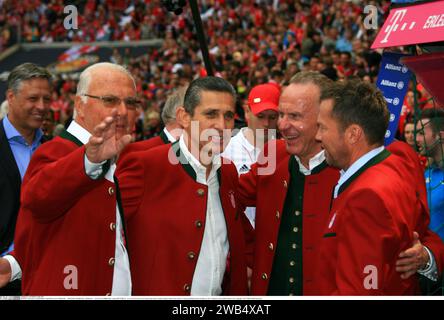 München, Deutschland. Mai 2017. Fußballlegende FRANZ BECKENBAUER starb am 7. Januar 2024 - MÜNCHEN, Deutschland, Fußballspiel FcBAYERN gegen SC FREIBURG, FRANZ BECKENBAUER, JORGINHO, Carl Heinz RUMMENIGE, Lothar MATTHAEUS, in einer Zeremonie vor dem Bundesliga-Spiel zwischen Bayern München und SC Freiburg in der Allianz Arena am 20. Mai 2017 in München, Honorarpflichtiges Foto; Copyright ? ATP TRESCHER Reinhold (TRESCHER Reinhold/ATP/SPP) Credit: SPP Sport Pressefoto. /Alamy Live News Stockfoto