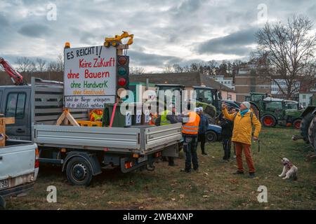 Kaiserslautern, Deutschland. Januar 2024. Neugierige Zuschauer, die vor Beginn der Proteste am Messeplatz Fotos machen. Deutsche Bauern trafen sich in verschiedenen Teilen des Landes, um gegen die Pläne der Regierung zu protestieren, Agrarsubventionen zu reduzieren. Der bundesweite Protest wurde vom Deutschen Bauernverband (DBV) ab Montag, dem 8. Januar, initiiert und in der Woche fortgesetzt. Ziel ist es, das Bewusstsein zu erhöhen, indem Straßen mit landwirtschaftlichen Fahrzeugen blockiert und in Städten präsent sind. Die Demonstrationen werden zu schweren Staus in und um verschiedene Städte führen. Cre Stockfoto