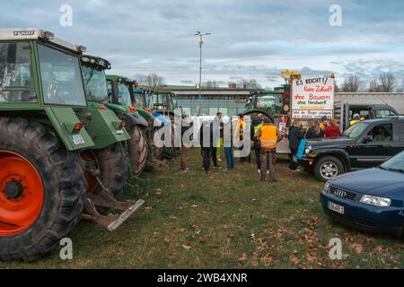 Kaiserslautern, Deutschland. Januar 2024. Die Bauern versammelten sich auf dem Messeplatz und warteten auf den Beginn der Demonstration. Deutsche Bauern trafen sich in verschiedenen Teilen des Landes, um gegen die Pläne der Regierung zu protestieren, Agrarsubventionen zu reduzieren. Der bundesweite Protest wurde vom Deutschen Bauernverband (DBV) ab Montag, dem 8. Januar, initiiert und in der Woche fortgesetzt. Ziel ist es, das Bewusstsein zu erhöhen, indem Straßen mit landwirtschaftlichen Fahrzeugen blockiert und in Städten präsent sind. Die Demonstrationen werden zu schweren Staus in und um verschiedene Städte führen. Stockfoto