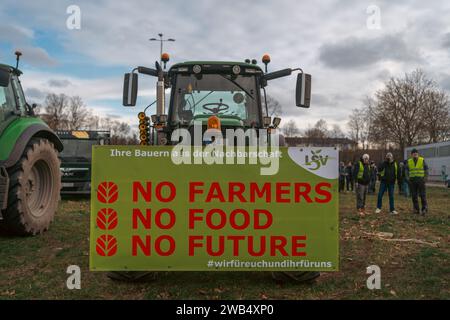 Kaiserslautern, Deutschland. Januar 2024. Traktor mit Protestschild am Messeplatz. Deutsche Bauern trafen sich in verschiedenen Teilen des Landes, um gegen die Pläne der Regierung zu protestieren, Agrarsubventionen zu reduzieren. Der bundesweite Protest wurde vom Deutschen Bauernverband (DBV) ab Montag, dem 8. Januar, initiiert und in der Woche fortgesetzt. Ziel ist es, das Bewusstsein zu erhöhen, indem Straßen mit landwirtschaftlichen Fahrzeugen blockiert und in Städten präsent sind. Die Demonstrationen werden zu schweren Staus in und um verschiedene Städte führen. Gustav Zygmund/Alamy News Stockfoto