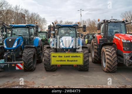 Kaiserslautern, Deutschland. Januar 2024. Traktor mit Protestschild am Messeplatz. Deutsche Bauern trafen sich in verschiedenen Teilen des Landes, um gegen die Pläne der Regierung zu protestieren, Agrarsubventionen zu reduzieren. Der bundesweite Protest wurde vom Deutschen Bauernverband (DBV) ab Montag, dem 8. Januar, initiiert und in der Woche fortgesetzt. Ziel ist es, das Bewusstsein zu erhöhen, indem Straßen mit landwirtschaftlichen Fahrzeugen blockiert und in Städten präsent sind. Die Demonstrationen werden zu schweren Staus in und um verschiedene Städte führen. Gustav Zygmund/Alamy News Stockfoto