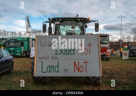 Kaiserslautern, Deutschland. Januar 2024. Traktor mit Protestschild am Messeplatz. Deutsche Bauern trafen sich in verschiedenen Teilen des Landes, um gegen die Pläne der Regierung zu protestieren, Agrarsubventionen zu reduzieren. Der bundesweite Protest wurde vom Deutschen Bauernverband (DBV) ab Montag, dem 8. Januar, initiiert und in der Woche fortgesetzt. Ziel ist es, das Bewusstsein zu erhöhen, indem Straßen mit landwirtschaftlichen Fahrzeugen blockiert und in Städten präsent sind. Die Demonstrationen werden zu schweren Staus in und um verschiedene Städte führen. Gustav Zygmund/Alamy News Stockfoto