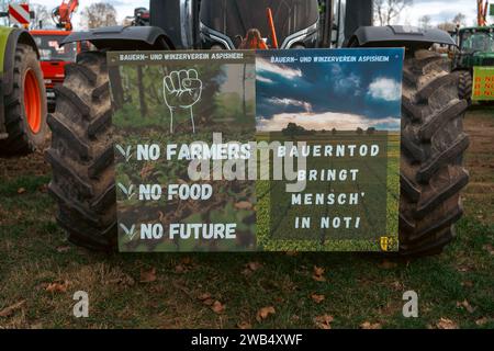 Kaiserslautern, Deutschland. Januar 2024. Traktor mit Protestschild am Messeplatz. Deutsche Bauern trafen sich in verschiedenen Teilen des Landes, um gegen die Pläne der Regierung zu protestieren, Agrarsubventionen zu reduzieren. Der bundesweite Protest wurde vom Deutschen Bauernverband (DBV) ab Montag, dem 8. Januar, initiiert und in der Woche fortgesetzt. Ziel ist es, das Bewusstsein zu erhöhen, indem Straßen mit landwirtschaftlichen Fahrzeugen blockiert und in Städten präsent sind. Die Demonstrationen werden zu schweren Staus in und um verschiedene Städte führen. Gustav Zygmund/Alamy News Stockfoto