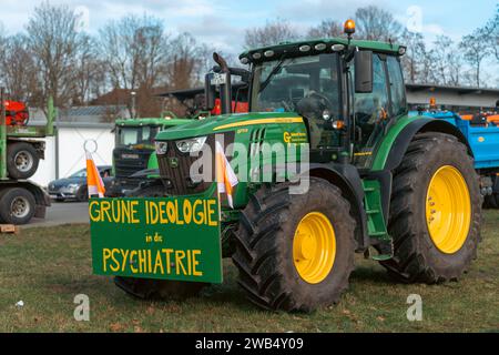 Kaiserslautern, Deutschland. Januar 2024. Traktor mit Protestschild am Messeplatz. Deutsche Bauern trafen sich in verschiedenen Teilen des Landes, um gegen die Pläne der Regierung zu protestieren, Agrarsubventionen zu reduzieren. Der bundesweite Protest wurde vom Deutschen Bauernverband (DBV) ab Montag, dem 8. Januar, initiiert und in der Woche fortgesetzt. Ziel ist es, das Bewusstsein zu erhöhen, indem Straßen mit landwirtschaftlichen Fahrzeugen blockiert und in Städten präsent sind. Die Demonstrationen werden zu schweren Staus in und um verschiedene Städte führen. Gustav Zygmund/Alamy News Stockfoto