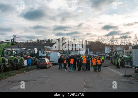 Kaiserslautern, Deutschland. Januar 2024. Eine Gruppe von Demonstranten, die auf dem Messeplatz stehen und auf den Beginn des Protestes warten. Deutsche Bauern trafen sich in verschiedenen Teilen des Landes, um gegen die Pläne der Regierung zu protestieren, Agrarsubventionen zu reduzieren. Der bundesweite Protest wurde vom Deutschen Bauernverband (DBV) ab Montag, dem 8. Januar, initiiert und in der Woche fortgesetzt. Ziel ist es, das Bewusstsein zu erhöhen, indem Straßen mit landwirtschaftlichen Fahrzeugen blockiert und in Städten präsent sind. Die Demonstrationen werden zu schweren Staus in und um verschiedene Städte führen. Cred Stockfoto