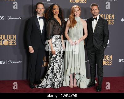 Los Angeles, USA. Januar 2024. (L-R) Patrick J. Adams, Gina Torres, Sarah Rafferty und Gabriel Macht posieren im Presseraum bei den 81. Jährlichen Golden Globe Awards, die am Sonntag, 7. Januar 2024, im Beverly Hilton in Beverly Hills, KALIFORNIEN, stattfinden. (Foto: Sthanlee B. Mirador/SIPA USA) Credit: SIPA USA/Alamy Live News Stockfoto