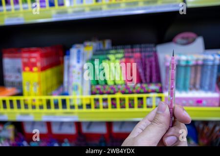 Stapelbarer Bleistift im Schulladen, mit mehreren Bleistifttypen im Hintergrund Stockfoto