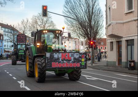 Kaiserslautern, Deutschland. Januar 2024. Lauter Protestkonvoi auf Traktoren, die durch den Pfaffplatz in Kaiserslautern fahren. Deutsche Bauern trafen sich in verschiedenen Teilen des Landes, um gegen die Pläne der Regierung zu protestieren, Agrarsubventionen zu reduzieren. Der bundesweite Protest wurde vom Deutschen Bauernverband (DBV) ab Montag, dem 8. Januar, initiiert und in der Woche fortgesetzt. Ziel ist es, das Bewusstsein zu erhöhen, indem Straßen mit landwirtschaftlichen Fahrzeugen blockiert und in Städten präsent sind. Die Demonstrationen werden zu schweren Staus in und um VAR führen Stockfoto