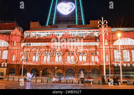 Beleuchteter Weihnachtsmarkt vor einem historischen Gebäude bei Nacht mit festlicher Dekoration und Lichtern in Blackpool. Stockfoto