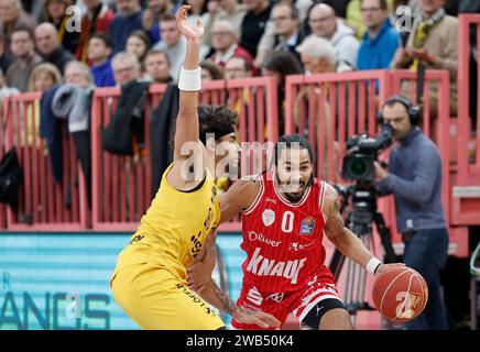 Tübingen, Deutschland. Januar 2024. v. l. Jhivvan Jackson (Tigers Tuebingen, 56) und Otis Livingston (Würzburg Baskets, 0). 08.01.2024, Basketball, BBL, Tigers Tübingen Würzburg Baskets, GER, Tübingen, Paul Horn-Arena. Quelle: dpa/Alamy Live News Stockfoto