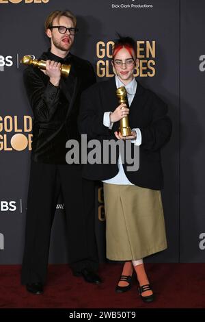 Billie Eilish und Finneas O'Connell mit dem Preis für den besten Filmsong What Was I Made for? In „Barbie“ bei der Verleihung der 81. Golden Globe Awards im Beverly Hilton Hotel. Beverly Hills, 07.01.2024 Stockfoto