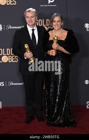 Christopher Nolan und Emma Thomas mit den Preisen für die beste Regie und das beste Drama 'Oppenheimer' bei der Verleihung der 81. Golden Globe Awards im Beverly Hilton Hotel. Beverly Hills, 07.01.2024 Stockfoto