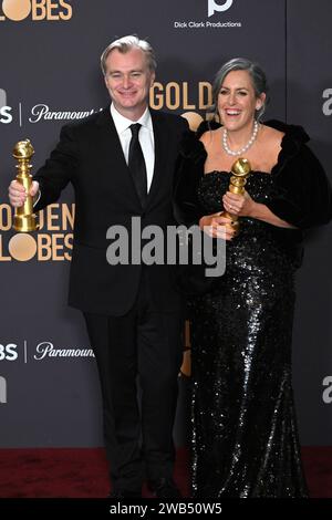 Christopher Nolan und Emma Thomas mit den Preisen für die beste Regie und das beste Drama 'Oppenheimer' bei der Verleihung der 81. Golden Globe Awards im Beverly Hilton Hotel. Beverly Hills, 07.01.2024 Stockfoto