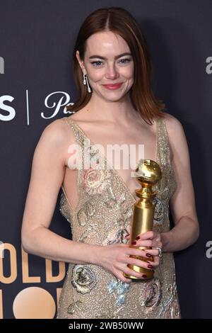 Emma Stone mit dem Preis für die beste Hauptdarstellerin in der Komödie 'Poor Things' bei der Verleihung der 81. Golden Globe Awards im Beverly Hilton Hotel. Beverly Hills, 07.01.2024 Stockfoto