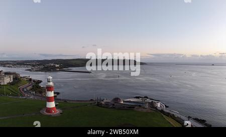 Blick auf den Smeaton Tower von Plymouth Hoe in Richtung Jennycliffe Stockfoto