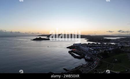 Drohnenfoto auf Plymouth Hoe mit Blick auf Plymouth Sound und Drakes Island mit einem Wintersonnenuntergang Stockfoto