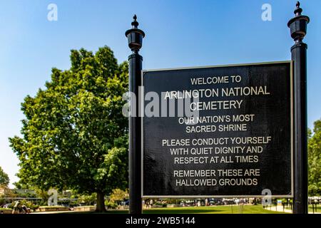 Washington DC, USA; 2. Juni 2023: Eintrittsschild zum Arlington National Cemetery, dem berühmtesten Friedhof der Militärwelt. Stockfoto