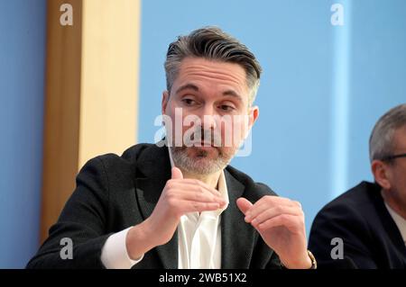 Fabio de Masi bei der Bundespressekonferenz zur Gründung der Partei Bündnis Sahra Wagenknecht - Vernunft und Gerechtigkeit und Vorschlag der Europa-Spitzenkandidaturen im Haus der Bundespressekonferenz. Berlin, 08.01.2024 *** Fabio de Masi auf der Bundespressekonferenz zur Gründung der Sahra Wagenknecht-Allianz für Vernunft und Gerechtigkeit und Vorschlag der europäischen Spitzenkandidaten im Gebäude der Bundespressekonferenz in Berlin, 08 01 2024 Foto:XF.xKernx/xFuturexImagex bsw 4137 Stockfoto