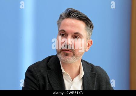 Fabio de Masi bei der Bundespressekonferenz zur Gründung der Partei Bündnis Sahra Wagenknecht - Vernunft und Gerechtigkeit und Vorschlag der Europa-Spitzenkandidaturen im Haus der Bundespressekonferenz. Berlin, 08.01.2024 *** Fabio de Masi auf der Bundespressekonferenz zur Gründung der Sahra Wagenknecht-Allianz für Vernunft und Gerechtigkeit und Vorschlag der europäischen Spitzenkandidaten im Gebäude der Bundespressekonferenz in Berlin, 08 01 2024 Foto:XF.xKernx/xFuturexImagex bsw 4135 Stockfoto