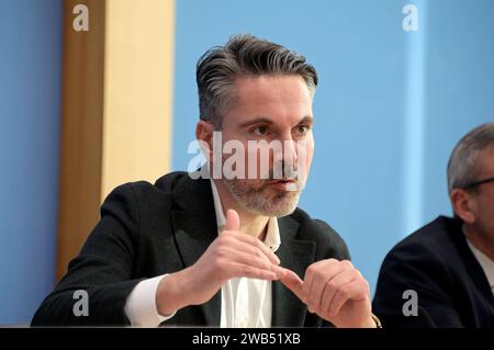 Fabio de Masi bei der Bundespressekonferenz zur Gründung der Partei Bündnis Sahra Wagenknecht - Vernunft und Gerechtigkeit und Vorschlag der Europa-Spitzenkandidaturen im Haus der Bundespressekonferenz. Berlin, 08.01.2024 *** Fabio de Masi auf der Bundespressekonferenz zur Gründung der Sahra Wagenknecht-Allianz für Vernunft und Gerechtigkeit und Vorschlag der europäischen Spitzenkandidaten im Gebäude der Bundespressekonferenz in Berlin, 08 01 2024 Foto:XF.xKernx/xFuturexImagex bsw 4136 Stockfoto