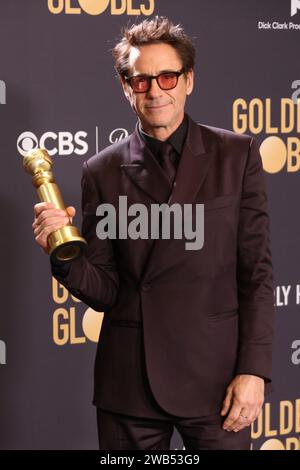 Beverly Hills, USA. Januar 2024. Robert Downey Jr., Gewinner der Best Performance by a Male Actor in einer Nebenrolle in Any Motion Picture Award für „Oppenheimer“, posiert im Presseraum während der 81. Jährlichen Golden Globe Awards im Beverly Hilton am 07. Januar 2024 in Beverly Hills, Kalifornien. Foto: Crash/imageSPACE Credit: Imagespace/Alamy Live News Stockfoto