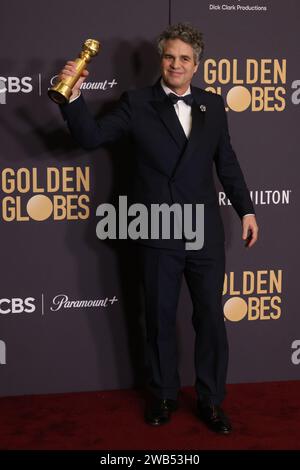 Beverly Hills, USA. Januar 2024. Mark Ruffalo, Gewinner des Best Motion Picture - Musical or Comedy Award für „Poor Things“, posierte im Presseraum während der 81. Jährlichen Golden Globe Awards im Beverly Hilton am 07. Januar 2024 in Beverly Hills, Kalifornien. Foto: Crash/imageSPACE Credit: Imagespace/Alamy Live News Stockfoto