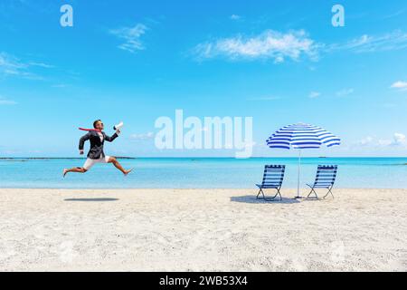 Glücklicher Geschäftsmann, der am tropischen Strand mit Megaphon läuft. Sommerferienkonzept. Stockfoto
