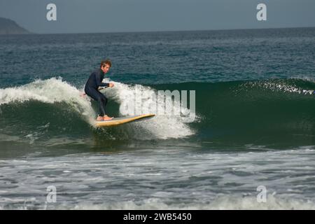 Der Strand von Patos in Nigrán Pontevedra ist voller Surfer, wenn starke Winde und Wellen angekündigt werden Stockfoto