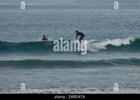 Der Strand von Patos in Nigrán Pontevedra ist voller Surfer, wenn starke Winde und Wellen angekündigt werden Stockfoto