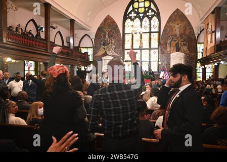 Charleston, South Carolina, USA. Januar 2024. (NEU) Demonstranten, die einen Waffenstillstand in Gaza fordern, unterbrechen die Rede von US-Präsident Joe Biden in der Mutter-Emanuel-AME-Kirche in Charleston, South Carolina. 8. Januar 2024, Charleston, South Carolina, USA: Demonstranten, die einen Waffenstillstand in Gaza fordern, unterbrechen die Rede von US-Präsident Joe Biden in der Mutter Emanuel AME Church in Charleston, South Carolina. (Kreditbild: © Kyle Mazza/TheNEWS2 via ZUMA Press Wire) NUR REDAKTIONELLE VERWENDUNG! Nicht für kommerzielle ZWECKE! Stockfoto