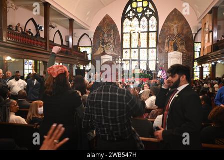 Charleston, South Carolina, USA. Januar 2024. (NEU) Demonstranten, die einen Waffenstillstand in Gaza fordern, unterbrechen die Rede von US-Präsident Joe Biden in der Mutter-Emanuel-AME-Kirche in Charleston, South Carolina. 8. Januar 2024, Charleston, South Carolina, USA: Demonstranten, die einen Waffenstillstand in Gaza fordern, unterbrechen die Rede von US-Präsident Joe Biden in der Mutter Emanuel AME Church in Charleston, South Carolina. (Kreditbild: © Kyle Mazza/TheNEWS2 via ZUMA Press Wire) NUR REDAKTIONELLE VERWENDUNG! Nicht für kommerzielle ZWECKE! Stockfoto