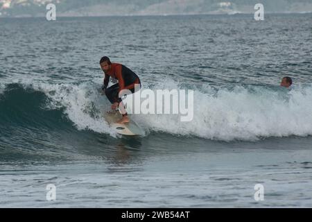 Der Strand von Patos in Nigrán Pontevedra ist voller Surfer, wenn starke Winde und Wellen angekündigt werden Stockfoto