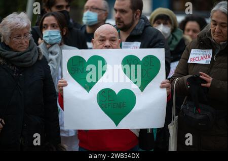 Madrid, Spanien. Januar 2024. Menschen protestieren im La Paz Hospital gegen den Mangel an Ressourcen und Personal, was mit einem Anstieg der COVID- und Grippefälle zusammenfällt, die in den letzten Tagen in Spanien registriert wurden und einige Krankenhäuser überfüllt sind. Quelle: Marcos del Mazo/Alamy Live News Stockfoto