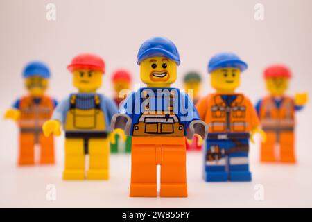 Warschau, Polen, 7. Januar 2024. Handwerker. Achtung: Im Bau. Die LEGO Minifigur und alle anderen Steine werden von DER LEGO GRUPPE hergestellt. Stockfoto