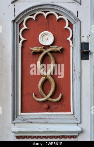 Altes Medizinsymbol der alten Apotheke. Retro-Emblem der Medizin - zwei Schlangen, Caduceus, Schild an einer Holztür. Stockfoto