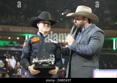 Madison Square Garden, 4 Pennsylvania Plaza, New York, NY 10001 USA. Januar 2024. Es ist Bull Time! Austin Richardson (Dallas, TX) nimmt den 1. Platz als Champion des „Monster Buck-Off – Unleash the Beast“-Wettbewerbs des Professional Bull Riders 2024 im New Yorker Madison Square Garden an. Quelle: ©Julia Mineeva/EGBN TV News/Alamy Live News Stockfoto