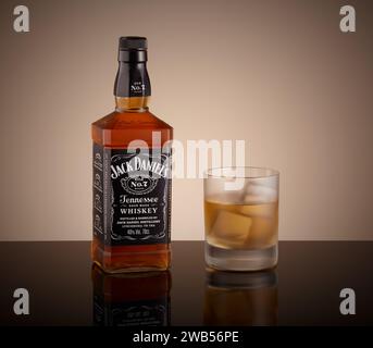 Mansfield, Nottingham, Vereinigtes Königreich, 22. Dezember 2023: Studio-Produktbild von Jack Daniel's Bourbon Whisky, Jack Daniels gehört Brown-Foreman. Stockfoto