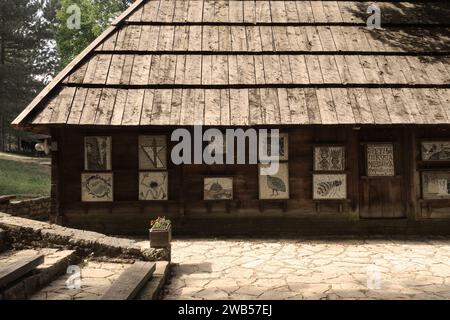 Mosaiken der Sommerbühne auf dem Holzgebäude im Freilichtmuseum Old Village, Sirogojno, Serbien Stockfoto