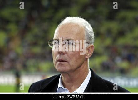FRANZ BECKENBAUER (Präsident der Bayern München), BAYERN MÜNCHEN 1 gegen AC Mailand 2, UEFA Champions League, Gruppenphase 1, Gruppe G, Olympiastadion, München 021001. BECKENBAUER verstirbt in Deutschland am Sonntag, den 7. Januar, im Alter von 78 Jahren Stockfoto