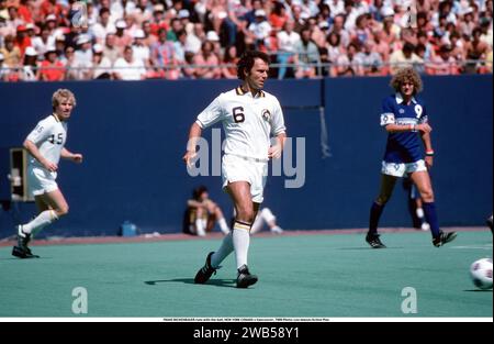 FRANZ BECKENBAUER läuft mit dem Ball, NEW YORK COSMOS V Vancouver, 7909 Foto: BECKENBAUER verstirbt in Deutschland am Sonntag, 7. Januar, im Alter von 78 Jahren Stockfoto