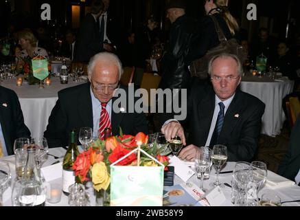 2. Februar 2006: England-Trainer Sven Goran Eriksson sitzt neben dem Präsidenten der FIFA-Weltmeisterschaft 2006 Franz Beckenbauer bei einer offiziellen Veranstaltung in der Gibson Hall in London Foto: Neil Tingle/Actionplus.060202 Mann Männer deutschland deutscher Trainer BECKENBAUER verstirbt in Deutschland am Sonntag, 7. Januar, im Alter von 78 Jahren Stockfoto