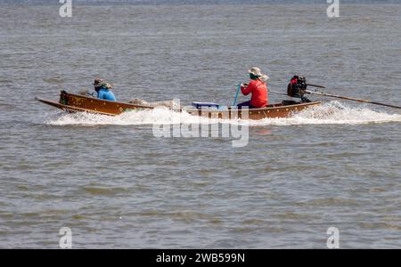 SAMUT PRAKAN, THAILAND, 15. Dezember 2023, asiatische Fischer segeln auf einem Boot mit einem Fischernetz Stockfoto