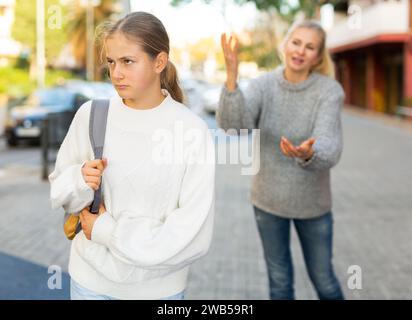 Verärgert Teenager-Mädchen auf der Straße der Stadt mit besorgt Mutter Vorwurf ihr Stockfoto