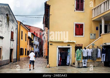 Touristen mit Touristenläden, die Kleidung verkaufen die schöne Stadt Rovinj in Kroatien am 1. September zweitausenddreiundzwanzig Stockfoto