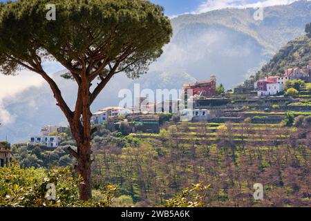 Kleines Dorf Ravello, eingebettet am Tyrrhenischen Meer an der italienischen Amalfiküste. Stockfoto